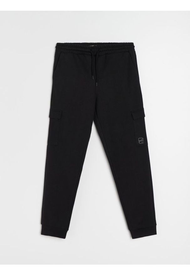Sinsay - Spodnie dresowe cargo - czarny. Kolor: czarny. Materiał: dresówka