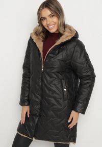 Born2be - Czarna Długa Kurtka Dwustronna z Pikowanymi Przeszyciami i Kapturem Olidia. Okazja: na spacer, na co dzień. Kolor: czarny. Materiał: dzianina, jeans, futro, poliester. Długość: długie. Styl: casual, elegancki #1