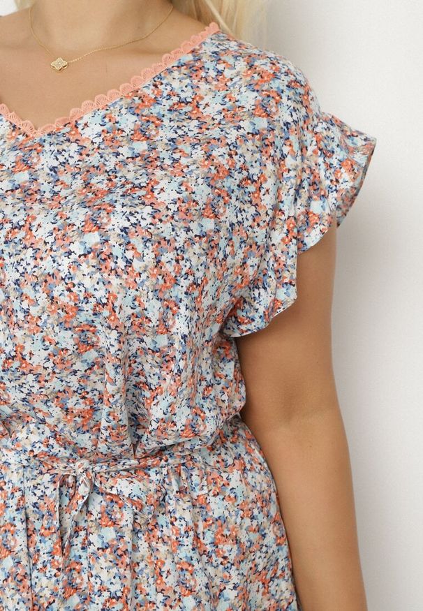 Born2be - Czerwona Sukienka z Wiskozy w Kwiaty z Paskiem i Haftami Nelindia. Okazja: na co dzień. Kolor: czerwony. Materiał: wiskoza. Wzór: kwiaty, haft. Sezon: lato. Styl: casual, elegancki