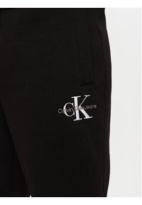 Calvin Klein Jeans Spodnie dresowe Monologo J30J325658 Czarny Regular Fit. Kolor: czarny. Materiał: bawełna #4