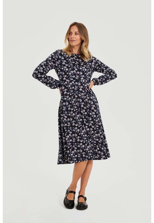 MOODO - Sukienka midi w kwiaty granatowa. Kolor: niebieski. Materiał: poliester, elastan. Wzór: kwiaty. Długość: midi