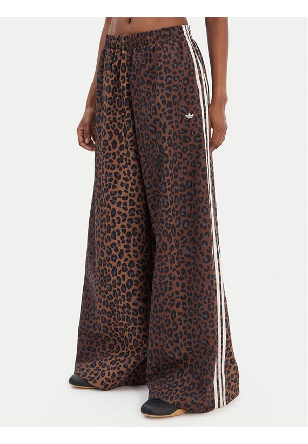 Adidas - adidas Spodnie dresowe Leopard Firebird JW7302 Brązowy Wide Leg. Kolor: brązowy. Materiał: syntetyk