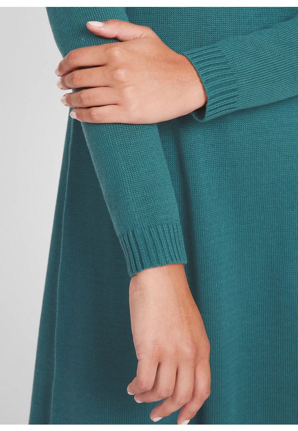 bonprix - Sukienka dzianinowa poszerzana dołem. Kolor: niebieski. Materiał: dzianina
