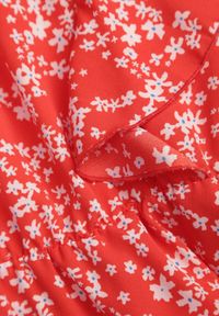 Renee - Czerwona Sukienka Elefa. Typ kołnierza: kołnierz z falbankami. Kolor: czerwony. Długość rękawa: krótki rękaw. Wzór: kwiaty, aplikacja. Sezon: lato. Długość: mini #6