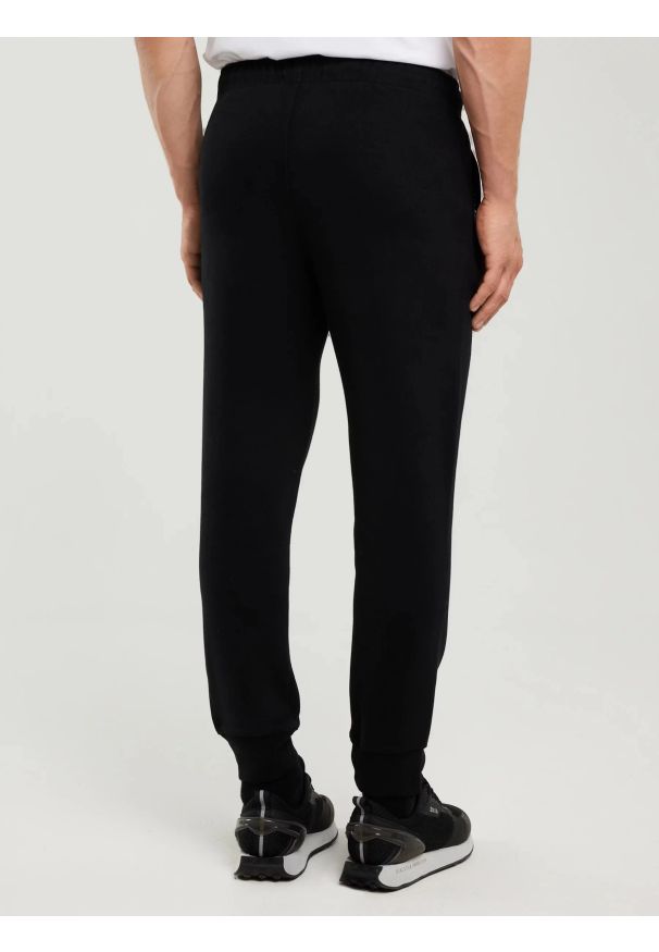 Big-Star - Spodnie męskie dresowe czarne Kersyn 906/ Ajron 906. Kolor: czarny. Materiał: dresówka. Wzór: aplikacja