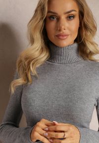 Renee - Szary Golf Dzianinowy Apasge. Typ kołnierza: golf. Kolor: szary. Materiał: dzianina. Długość rękawa: długi rękaw. Długość: długie. Styl: klasyczny