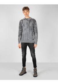 Takeshy Kurosawa Sweter | 83063 | Maglia Treccia Sfumata | Mężczyzna | Szary. Okazja: na co dzień. Kolor: szary. Materiał: bawełna, wełna, poliamid. Wzór: ze splotem, aplikacja. Styl: casual