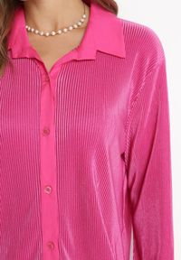 Born2be - Fuksjowa Plisowana Sukienka Mini o Koszulowym Kroju Unvelc. Okazja: na co dzień, do pracy, na spotkanie biznesowe. Typ kołnierza: kołnierzyk klasyczny. Kolor: różowy. Materiał: materiał, jeans. Długość rękawa: długi rękaw. Typ sukienki: koszulowe. Styl: biznesowy, klasyczny, casual, elegancki. Długość: mini #5