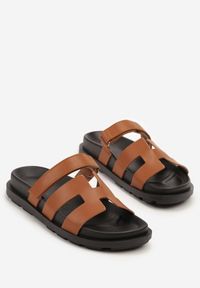 Born2be - Brązowe Klapki z Geometryczną Cholewką Fenorea. Okazja: na co dzień. Kolor: brązowy. Wzór: geometria. Sezon: lato. Styl: casual #3