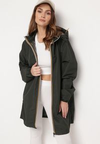Born2be - Ciemnozielona Kurtka Wiatrówka o Wydłużonym Fasonie z Kapturem Axerinta. Typ kołnierza: kaptur. Kolor: zielony. Styl: klasyczny #1