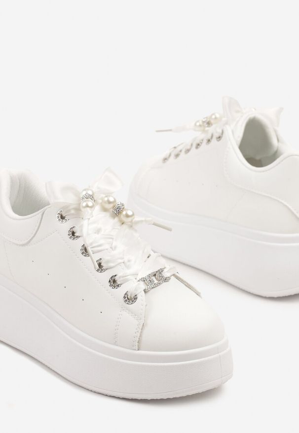 Renee - Białe Sneakersy na Platformie Ozdobione Cyrkoniami Vivalle. Okazja: na co dzień. Kolor: biały. Materiał: jeans. Wzór: aplikacja. Obcas: na platformie