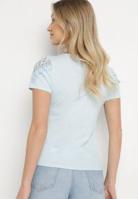 Born2be - Jasnoniebieski Bawełniany T-shirt z Koronkowymi Wstawkami Zaredira. Okazja: na co dzień. Kolor: niebieski. Materiał: bawełna, koronka. Wzór: koronka. Styl: klasyczny, elegancki, casual #6