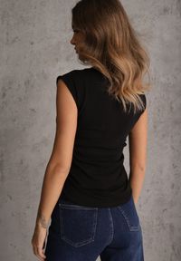 Renee - Czarna Bluzka Elastyczna z Dekoltem Łódka Artosa. Okazja: na co dzień. Typ kołnierza: dekolt w łódkę. Kolor: czarny. Materiał: jeans. Długość rękawa: bez rękawów. Styl: casual, elegancki #5