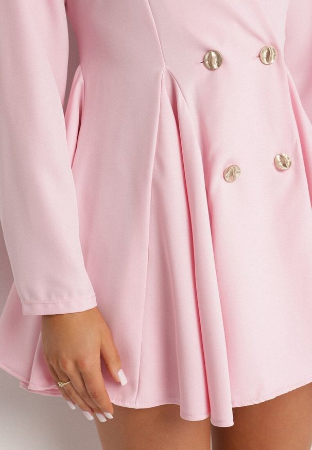 Born2be - Różowa Sukienka w Styku Marynarki Rozkloszowana z Guzikami Meliova. Okazja: na co dzień, na spotkanie biznesowe. Typ kołnierza: dekolt w kształcie V. Kolor: różowy. Długość rękawa: długi rękaw. Typ sukienki: proste. Styl: klasyczny, casual, biznesowy