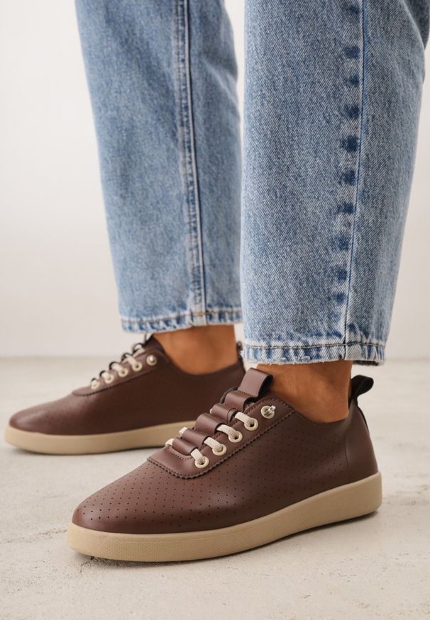 Born2be - Brązowe Wsuwane Tenisówki z Perforacją i Podeszwą z Bieżnikiem Illanya. Okazja: na co dzień. Zapięcie: bez zapięcia. Kolor: brązowy. Materiał: jeans. Szerokość cholewki: normalna. Styl: casual, klasyczny