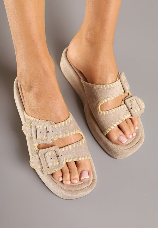 Born2be - Ciemnobeżowe Klapki na Grubej Podeszwie z Ozdobnymi Paskami z Klamrami Koriessa. Okazja: na spacer. Kolor: beżowy. Materiał: jeans. Styl: klasyczny, elegancki