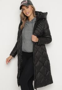 Born2be - Czarna Długa Pikowana Kurtka z Kapturem Sisilara. Okazja: na spacer, na co dzień. Typ kołnierza: kaptur. Kolor: czarny. Długość: długie. Sezon: zima, jesień. Styl: klasyczny, casual, elegancki #6