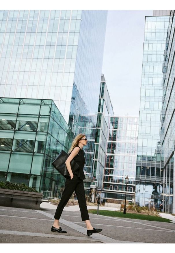 Reserved - Spodnie z zakładkami - czarny. Kolor: czarny. Materiał: wiskoza, tkanina