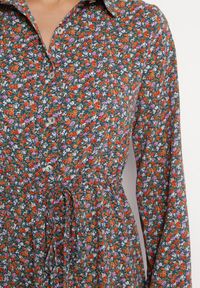 Born2be - Ciemnozielona Sukienka Hesolis. Kolor: zielony. Wzór: aplikacja, kwiaty, nadruk. Typ sukienki: koszulowe. Styl: klasyczny. Długość: maxi #3