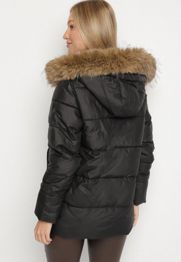 Born2be - Czarna Pikowana Kurtka o Trapezowym Kroju z Kapturem z Futrem Lanarela. Okazja: na co dzień. Typ kołnierza: kaptur. Kolor: czarny. Materiał: futro. Styl: casual, elegancki
