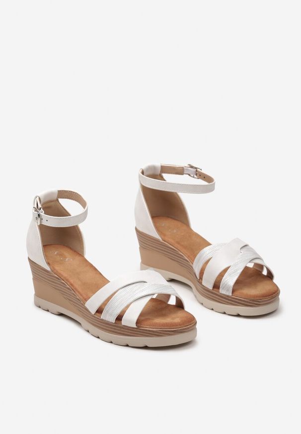 Renee - Białe Błyszczące Sandały na Koturnie Stylizowanym na Drewniany Steccaria. Okazja: na co dzień. Kolor: biały. Materiał: satyna. Obcas: na koturnie. Styl: elegancki, casual