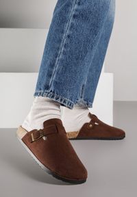 Renee - Brązowe Klapki Typu Chodaki z Ekozamszu Zdobione Sprzączką Amustana. Okazja: na co dzień. Kolor: brązowy. Materiał: jeans. Wzór: aplikacja. Styl: casual, elegancki