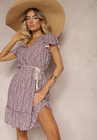 Renee - Bordowa Sukienka z Bawełny w Kwiaty z Gumką w Talii Ozdobiona Falbanami Neliera. Okazja: na co dzień. Typ kołnierza: kołnierz z falbankami. Kolor: czerwony. Materiał: bawełna. Długość rękawa: krótki rękaw. Wzór: aplikacja, kwiaty. Styl: elegancki, casual #4