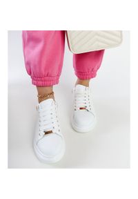 Białe sneakersy na platformie GOE LL2N4011. Nosek buta: okrągły. Kolor: biały. Materiał: guma. Sezon: lato. Obcas: na platformie #3
