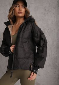 Renee - Czarna Pikowana Kurtka Puffer z Kapturem Ozdobiona Napisami Orellana. Okazja: na co dzień. Typ kołnierza: kaptur. Kolor: czarny. Materiał: poliester, jeans. Wzór: aplikacja, napisy. Sezon: wiosna. Styl: casual #8