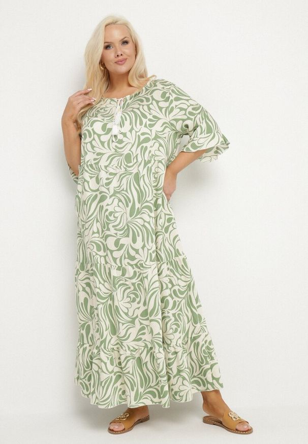 Born2be - Zielona Sukienka z Wiskozy o Prostym Kroju z Wiązaniem w Roślinny Wzór Edirania. Okazja: na co dzień. Typ kołnierza: dekolt w serek. Kolekcja: plus size. Kolor: zielony. Wzór: aplikacja. Typ sukienki: proste. Materiał: wiskoza. Długość rękawa: krótki rękaw. Styl: casual, elegancki, klasyczny