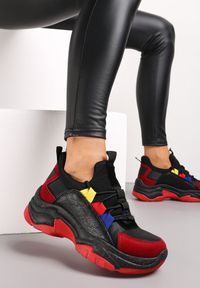 Renee - Czarno-Czerwone Sneakersy z Grubą Podeszwą z Kolorowym Sznurowaniem Soloi. Kolor: czerwony. Wzór: kolorowy #1