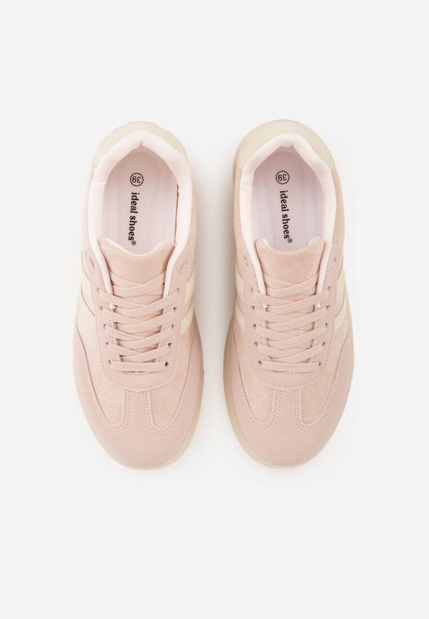 Renee - Różowe Sneakersy na Platformie w Stylu Tenisówek Ozdobione Paskami Ladia. Okazja: na co dzień. Zapięcie: pasek. Kolor: różowy. Materiał: jeans. Wzór: aplikacja. Sezon: wiosna. Obcas: na platformie