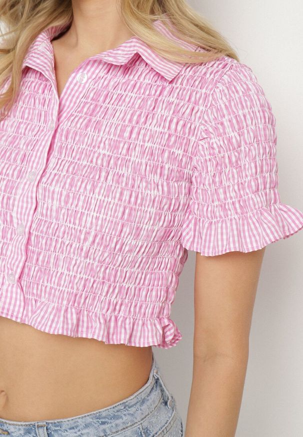 Born2be - Różowa Elastyczna Koszula w Kratkę Vichy o Krótkim Kroju Sovzeri. Okazja: na co dzień. Kolor: różowy. Materiał: jeans, materiał. Długość: krótkie. Wzór: kratka. Styl: klasyczny, casual
