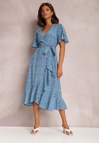 Renee - Niebieska Sukienka Zinano. Kolor: niebieski. Materiał: materiał, lakier. Wzór: kwiaty. Typ sukienki: kopertowe. Długość: midi #1