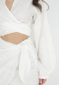 Born2be - Biały 2-częściowy Komplet z Bluzką i Spódnicą Zdobionych Wiązaniem Elistra. Kolor: biały. Wzór: aplikacja