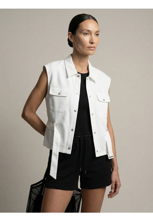 Sinsay - Koszula bez rękawów z wiskozą i domieszką lnu - biały. Kolor: biały. Materiał: wiskoza, len. Długość rękawa: bez rękawów