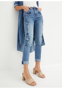 bonprix - Dżinsy slim fit, ze średnim stanem, krótsza nogawka. Kolor: niebieski. Długość: krótkie. Wzór: haft #1
