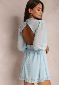 Renee - Jasnoniebieska Sukienka Thelaia. Typ kołnierza: kołnierz z falbankami. Kolor: niebieski. Materiał: tkanina. Typ sukienki: kopertowe, rozkloszowane. Styl: wizytowy. Długość: mini