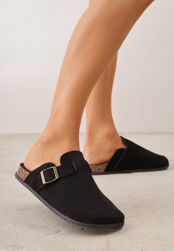 Renee - Czarne Klapki Chodaki Ozdobione Paskiem z Klamrą Ploraria. Okazja: na co dzień. Kolor: czarny. Materiał: jeans. Wzór: aplikacja. Styl: retro, casual
