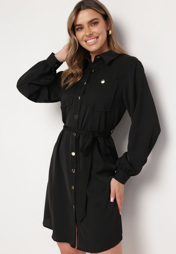 Born2be - Czarna Sukienka Koszulowa z Wiązanym Paskiem Bufiastymi Rękawami Blemianna. Okazja: na co dzień, na spotkanie biznesowe. Kolor: czarny. Typ sukienki: koszulowe. Styl: biznesowy, casual
