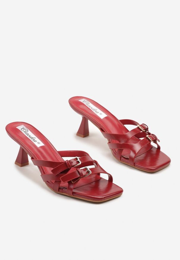 Renee - Czerwone Klapki na Kaczuszce z Paskami i Klamrą Nilsedi. Okazja: na co dzień, na imprezę. Kolor: czerwony. Materiał: jeans. Sezon: lato. Obcas: na szpilce. Styl: elegancki, casual. Wysokość obcasa: średni