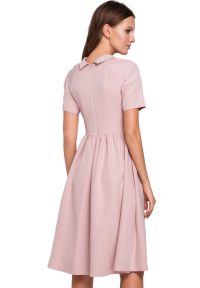 Sukienki.shop - Elegancka rozkloszowana sukienka z wywiniętą stójką różowa. Okazja: do pracy. Typ kołnierza: kołnierzyk stójkowy. Kolor: różowy. Styl: elegancki #3