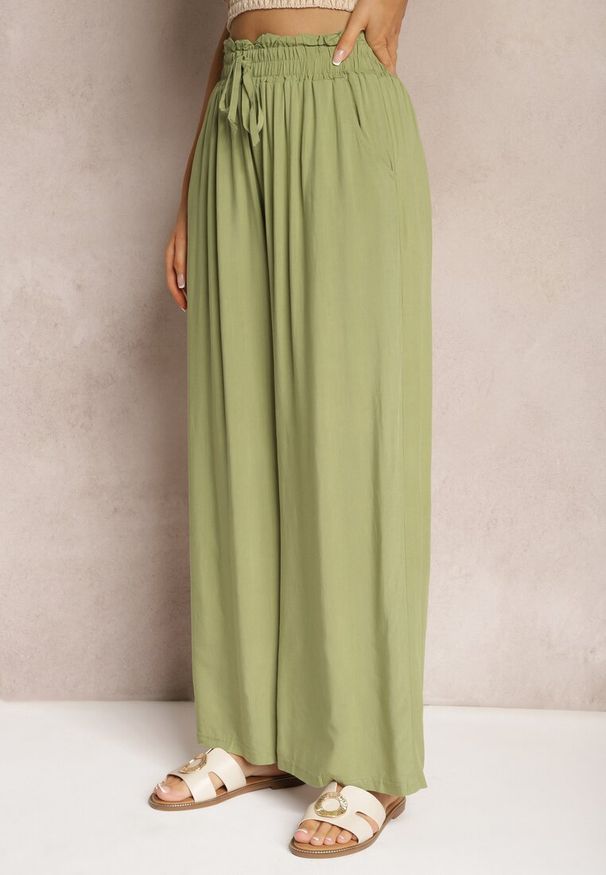 Renee - Jasnozielone Spodnie z Bawełny Typu Palazzo High Waist z Gumką w Talii Nelsaria. Stan: podwyższony. Kolor: zielony. Materiał: bawełna. Sezon: lato