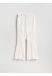 Reserved - Spodnie flare z kantem - biały. Kolor: biały. Materiał: tkanina, wiskoza