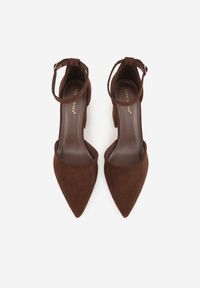 Renee - Ciemnobrązowe Czółenka z Imitacji Zamszu na Słupkowym Obcasie ze Szpiczastym Noskiem Hadina. Okazja: na randkę. Nosek buta: szpiczasty. Zapięcie: pasek. Kolor: brązowy. Materiał: zamsz. Obcas: na obcasie. Wysokość obcasa: średni #4