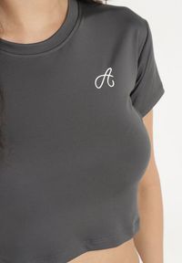 Born2be - Ciemnoszary T-shirt Crop Top Ozdobiony Literką Koliviela. Okazja: na co dzień. Kolor: szary. Materiał: jeans. Długość: krótkie. Wzór: aplikacja. Styl: casual, elegancki #6