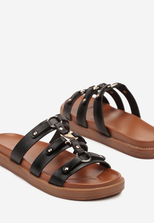 Renee - Czarne Klapki Zdobione Aplikacjami z Metalicznym Połyskiem Lisathea. Okazja: na co dzień. Kolor: czarny. Materiał: jeans. Wzór: aplikacja. Obcas: na obcasie. Styl: elegancki, casual. Wysokość obcasa: średni