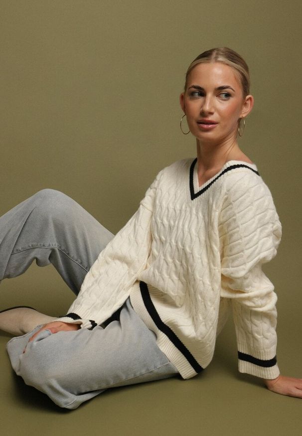 Born2be - Jasnobeżowy Sweter Preppy z Domieszką Kaszmiru Zdobiony Strukturalnym Splotem Lorentie. Okazja: na spotkanie biznesowe, do pracy, na co dzień. Typ kołnierza: dekolt w serek. Kolor: beżowy. Materiał: kaszmir. Wzór: aplikacja, ze splotem. Styl: elegancki, biznesowy, klasyczny, casual