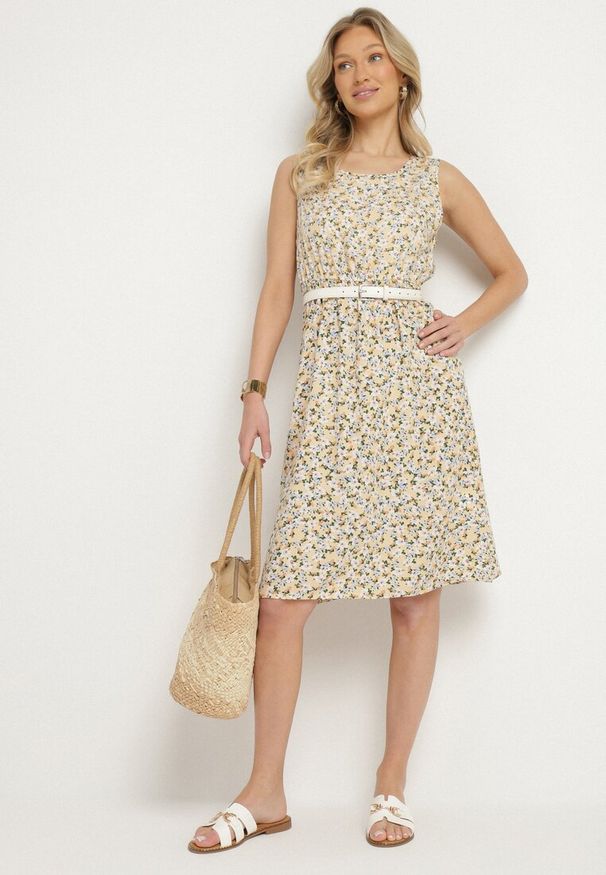 Born2be - Beżowa Sukienka w Kwiaty o Rozkloszowanym Kroju na Szerokich Ramiączkach Naivoriel. Okazja: na co dzień. Typ kołnierza: dekolt w serek. Kolor: beżowy. Materiał: zamsz. Długość rękawa: na ramiączkach. Wzór: kwiaty. Typ sukienki: rozkloszowane. Styl: casual, elegancki