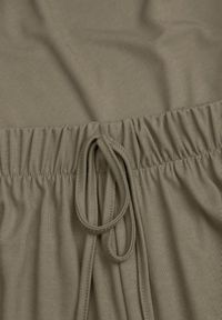 Born2be - Ciemnozielony Komplet z Lejącego Materiału z Wiskozą Szerokie Spodnie i Bluzka Pebosea. Kolor: zielony. Materiał: materiał, wiskoza #2